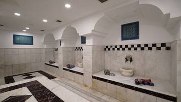 Turkkilainen sauna, 2 hoitohuonetta, hierontapalveluita