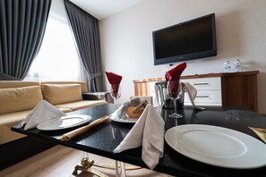 Phòng Suite Presidential | Khu phòng khách | TV LED 49-inch có kênh truyền hình cao cấp, TV