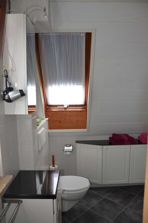 Shower, hair dryer, towels - Ferienwohnung Westphal (Eschwege)