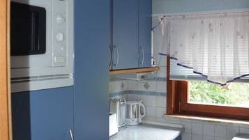 Een koelkast, een magnetron, een oven, een vaatwasser