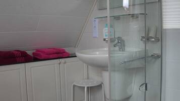 Dusche, Haartrockner, Handtücher