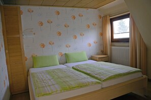 2 bedrooms, travel cot, WiFi, bed sheets