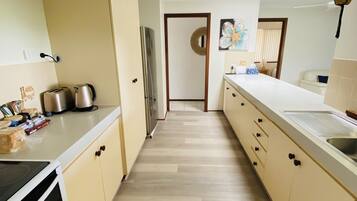 Frigorífico, microondas, horno y placa de cocina