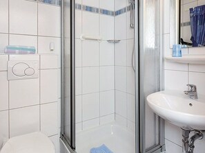 Douche, sèche-cheveux, serviettes fournies, savon