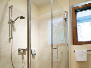 Dusche, Haartrockner, Handtücher, Seife