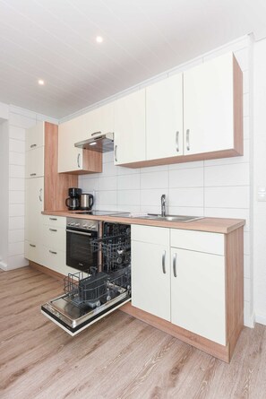 Kühlschrank, Mikrowelle, Ofen, Hochstuhl