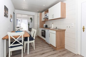 Kühlschrank, Mikrowelle, Ofen, Hochstuhl