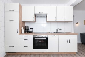 Fridge, microwave, oven, high chair - Ferienwohnung 2 - Haus Windliese (Esens)