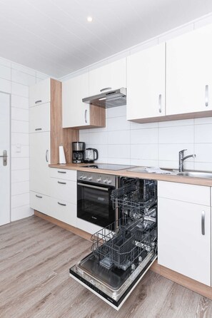 Køleskab, mikrobølgeovn, ovn, højstol