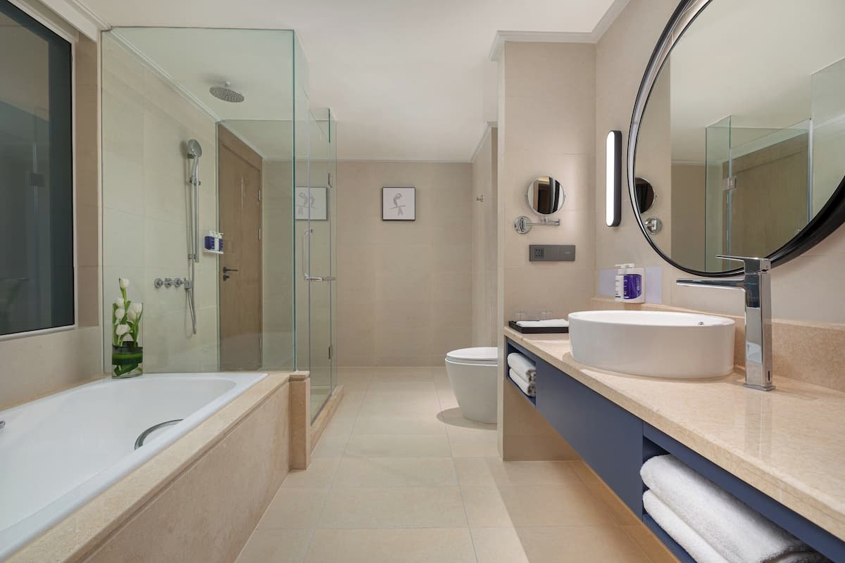 Habitación, 1 habitación (Living Area) | Baño | Tina con regadera, regadera tipo lluvia, secadora de cabello, batas