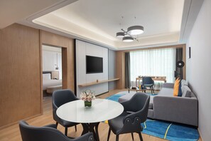 Minibar, in-room safe, desk, laptop workspace - voco Guangzhou Shifu by IHG (Guangzhou)