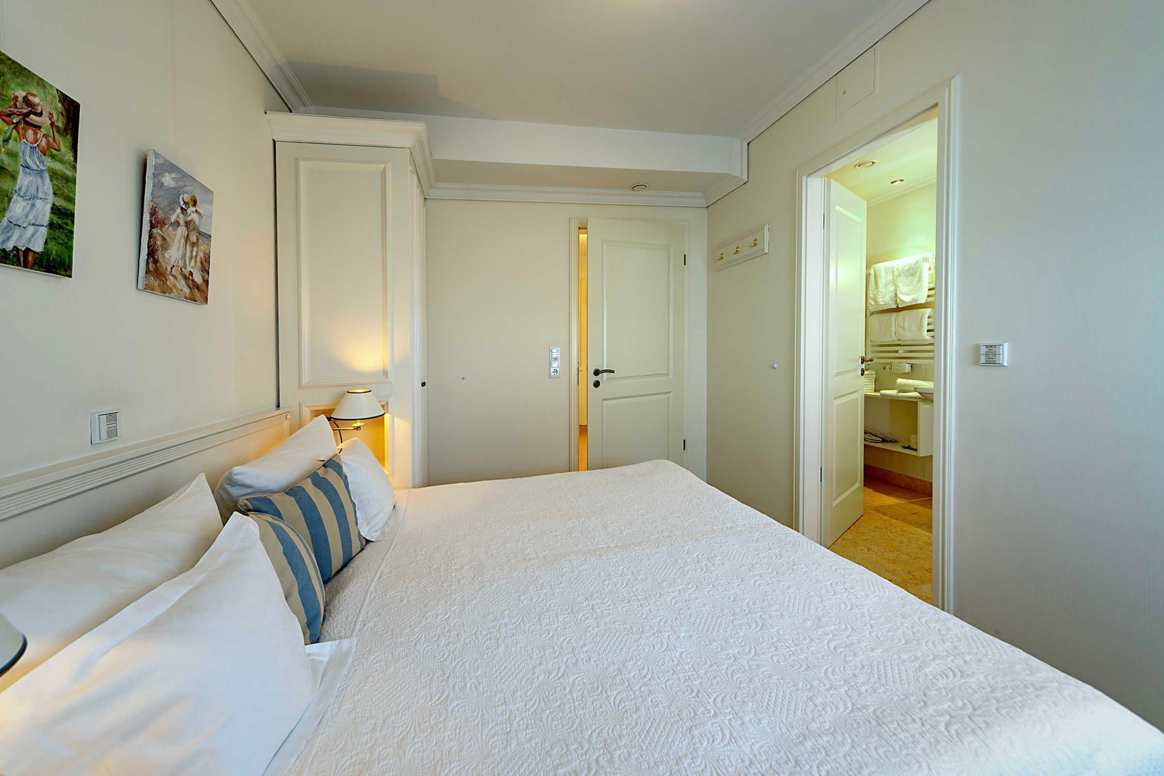 2 habitaciones, caja de seguridad en la habitación y escritorio 