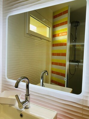 Dusche, Haartrockner, Bidet, Handtücher
