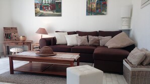 Living area - "Air-Conditioned Apartment with Pool Access for 6, Terrace, and Parking - Agde, France" (Cap d'Agde)
