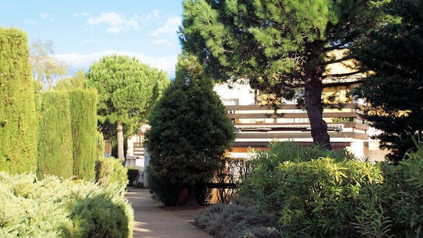 Property grounds - "Air-Conditioned Apartment with Pool Access for 6, Terrace, and Parking - Agde, France" (Cap d'Agde)
