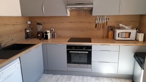 Private kitchen - "Air-Conditioned Apartment with Pool Access for 6, Terrace, and Parking - Agde, France" (Cap d'Agde)