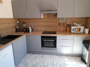 Jääkaappi, mikroaaltouuni, uuni, astianpesukone