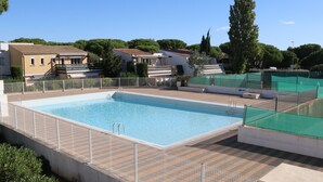 Pool - "Air-Conditioned Apartment with Pool Access for 6, Terrace, and Parking - Agde, France" (Cap d'Agde)