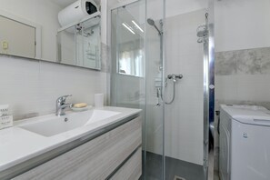 Dusche, Haartrockner, Handtücher