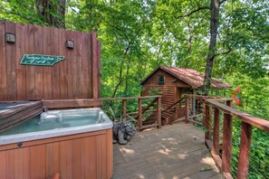 Outdoor spa tub - *Perfect 2BD Family Getaway! Treehouse + Arcade* (Sevierville)