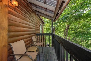 Property grounds - *Perfect 2BD Family Getaway! Treehouse + Arcade* (Sevierville)