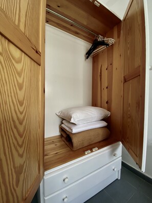 Matelas mémoire de forme, coffres-forts dans les chambres, bureau