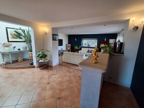 Télévision, baby-foot