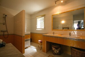 Bathtub, hair dryer - Family villa with swimming pool and garden in Drôme Provençale (Rochegude)
