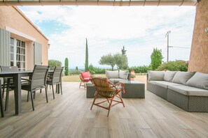 Outdoor dining - Family villa with swimming pool and garden in Drôme Provençale (Rochegude)