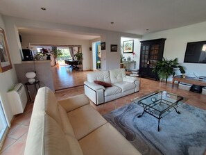 Télévision, baby-foot