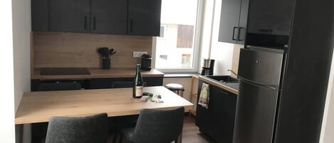 Kjøleskap, mikrobølgeovn, ovn og kokeplater