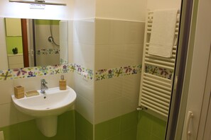 Dusj, hårføner, bidé og håndklær