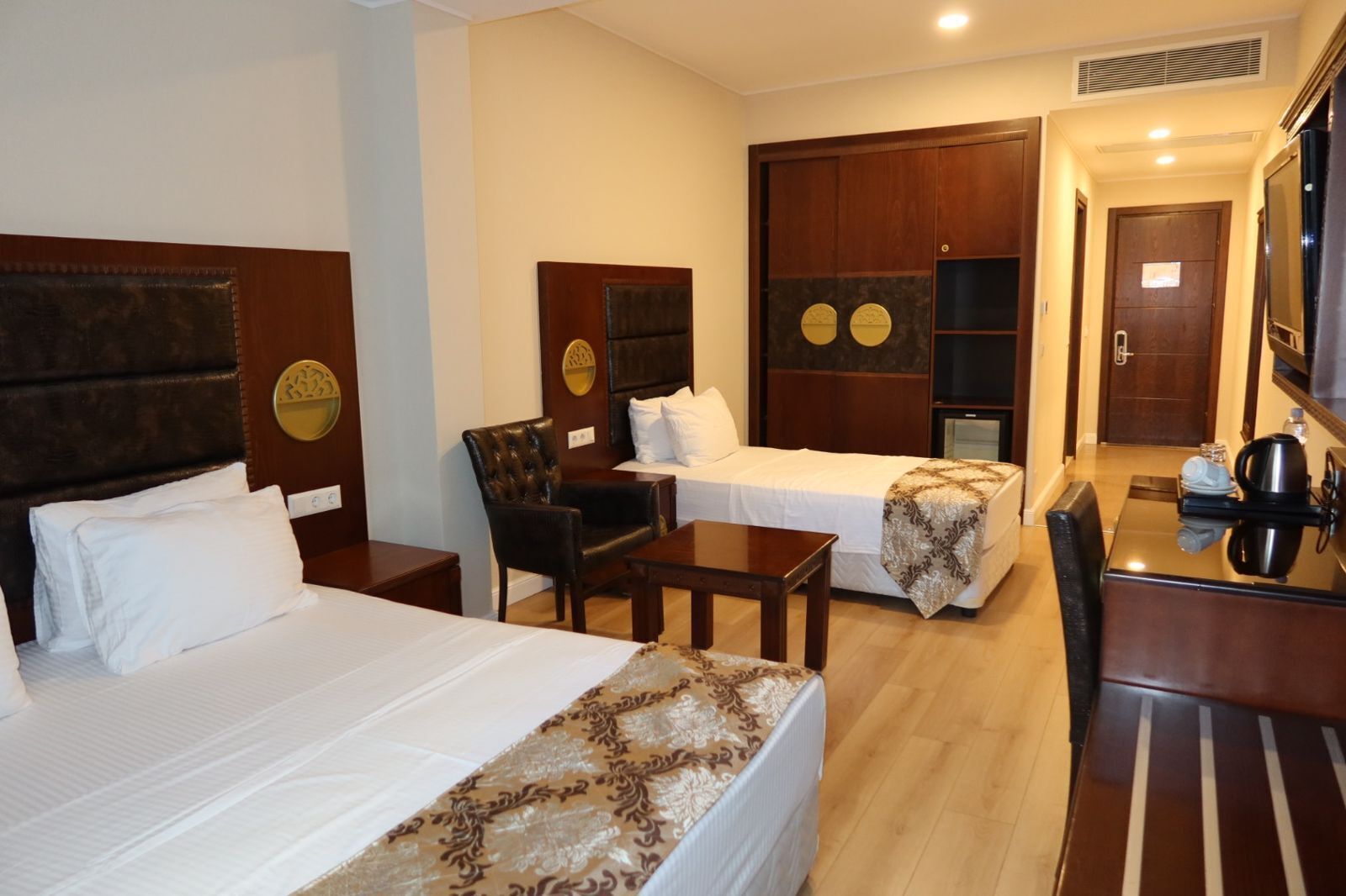 Habitación triple familiar | Minibar, escritorio, espacio para trabajar con un portátil