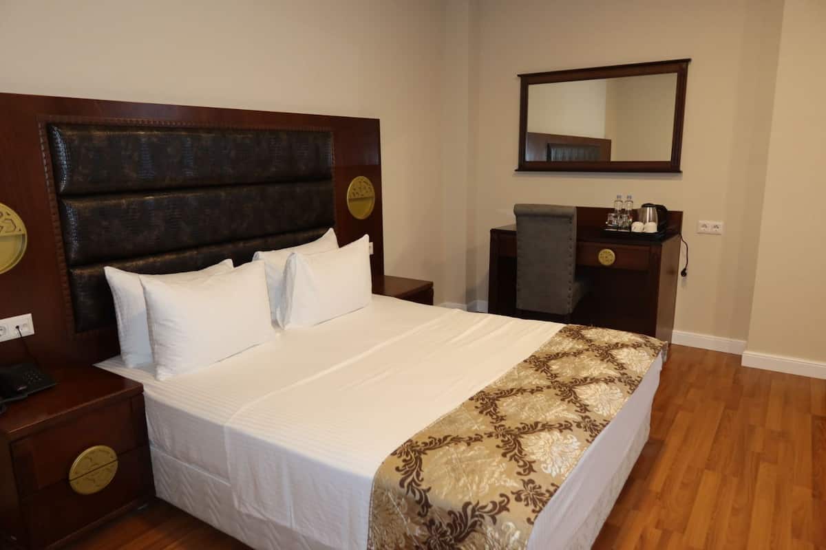 Junior Suite | 1 bedroom, minibar, desk, laptop workspace