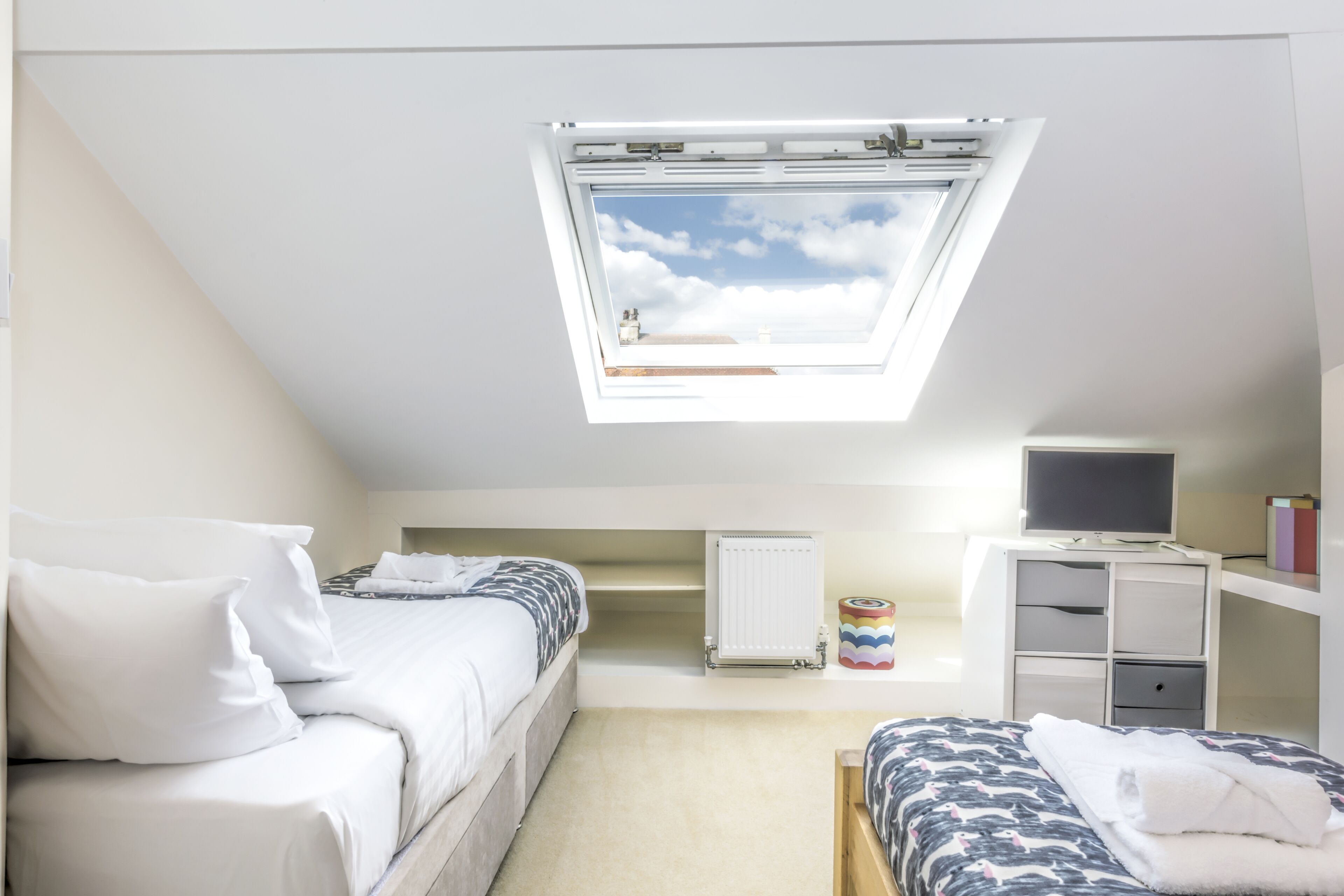 6 bedrooms, desk, iron/ironing board, travel cot