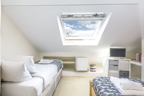 6 chambres, bureau, fer et planche à repasser, lit de bébé portatif