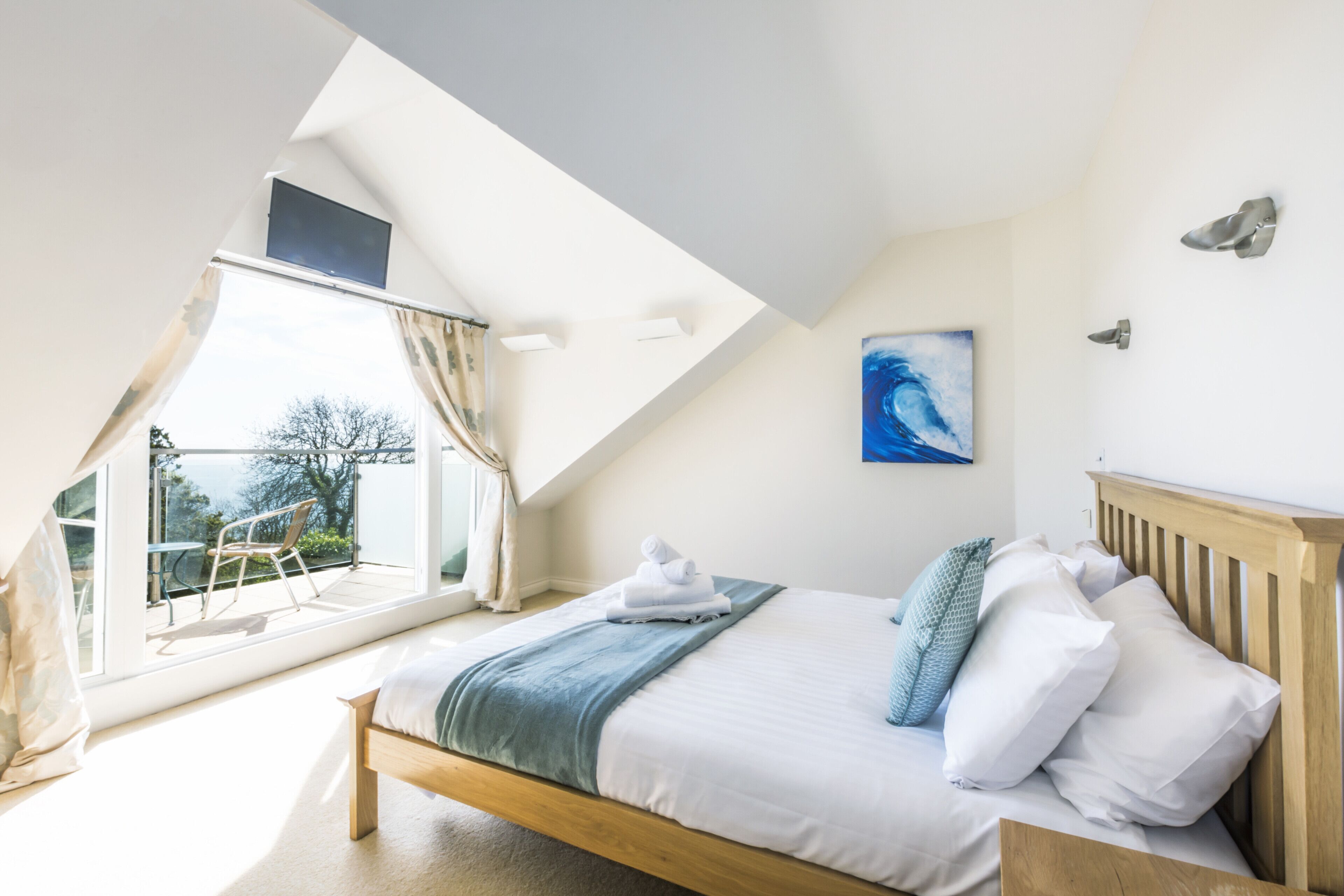 6 chambres, bureau, fer et planche à repasser, lit parapluie