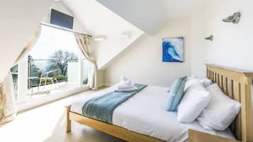 6 chambres, bureau, fer et planche à repasser, lit parapluie