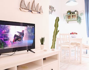 Leilighet – deluxe | Oppholdsområde | TV