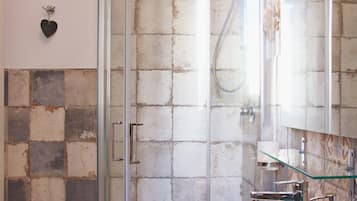 Deluxe Apartment | Bathroom | Shower, rainfall showerhead, soap, shampoo