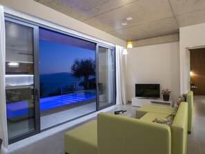 Fernseher, Kamin, Stereoanlage