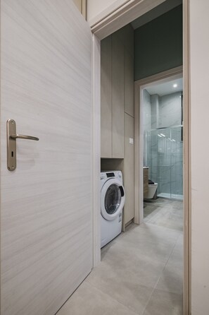 Habitación City doble | Baño | Ducha, secador de pelo, toallas y jabón