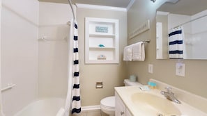 Combined shower/bathtub, hair dryer, towels - Beachy Sisters A 2 Bedroom 2 Bath (Jekyll Island)