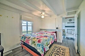 4 bedrooms, desk, iron/ironing board, travel crib