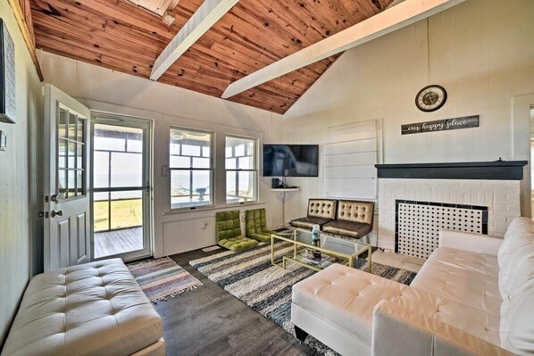 Smart TV, fireplace, books