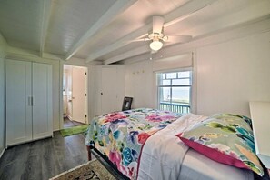 4 bedrooms, desk, iron/ironing board, travel cot - Sunrise and Sunset at the Bay (Heathsville)