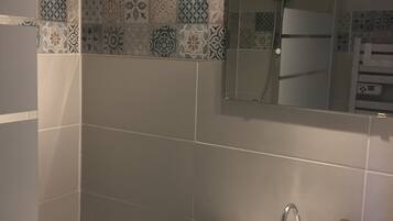 Ensemble douche/baignoire, sĂšche-cheveux, serviettes fournies