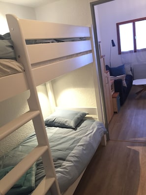 1 sovrum, barnsängar, resesäng och sängkläder