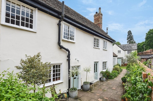 Carters Yard C13th Cottage in the centre of the historic village of Kimbolton