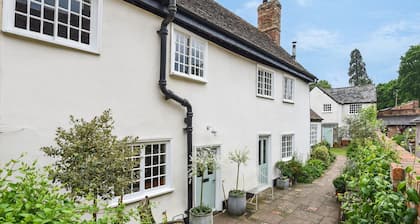 Carters Yard C13th Cottage in the centre of the historic village of Kimbolton